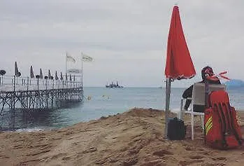 托尼阿拉德戛纳公寓 *